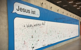 Os espaços publicitários espalhados pelas ruas da Suíça Alemã pedem que os cidadãos pensem sobre Jesus Cristo. (Foto: Facebook/Jesus ist - Kampagne)