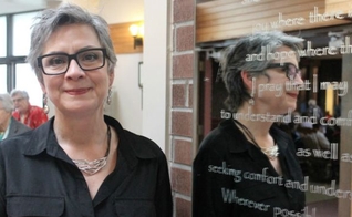 Apesar de popular em sua congregação, a pastora Gretta Vosper vai enfrentar processo que pode resultar no fim de sua carreira religiosa. (Foto: Rafael Chache)