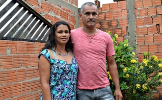 Adão da Silva e Eva Alves são casados há 22 anos no Acre, onde se conheceram na juventude. (Foto: Caio Fulgêncio/G1)