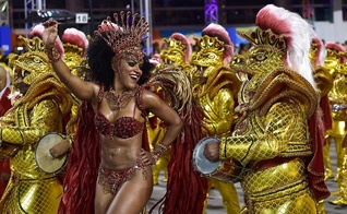 Desfile da escola Dragões da Real no Sambódromo do Anhembi, em 2015. (Foto: Nelson Almeida/AFP/Getty Images)
