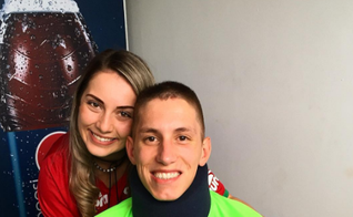 Andressa Perkovski e o goleiro Jackson Folmann, em foto após a tragédia. (Foto: Reprodução/Instagram)
