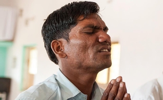 Homem durante momento de oração, na região da Ásia. (Foto: Gospel For Asia)