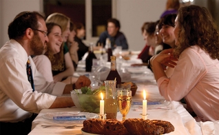 Família judia celebrando o Shabat, dia de descanso semanal. (Foto: Reprodução)