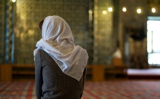 Imagem ilustrativa. Muçulmana foi surpreendida quando ouviu a mensagem do Evangelho. (Foto: iStock)
