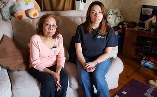 Julia e Denyce, avó e mãe de Ryu Pena, que morreu aos 4 anos. (Foto: Beth McDonough/KSTP)