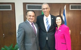 Deputado federal Roberto de Lucena ao lado do embaixador Yossi Sheli e da apóstola Valnice Milhomens Coelho. (Foto: Divulgação/Assessoria)