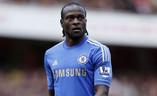 Hoje, Victor Moses é titular da ala direita do Chelsea, líder do Campeonato Inglês. (Foto: Reprodução)