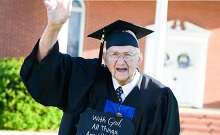 O pastor Horace Sheffield conquistou seu primeiro diploma aos 88 anos. (Foto: Reprodução/Facebook)
