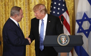 Presidente americano Donald Trump recebeu o premiê israelense Benjamin Netanyahu na Casa Branca. (Foto: Win McNameer/Getty Images)