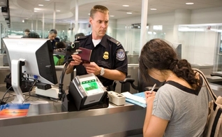 É preciso estar preparado para encarar os oficiais de imigração nos aeroportos internacionais. (Foto: James Tourtellotte/Flickr/U.S. Customs and Border Protection)