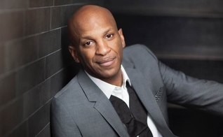 Donnie McClurkin é conhecido como um dos principais cantores gospel dos Estados Unidos. (Foto: Bet Networks)