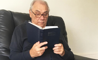 "Esta é a minha companheira de toda a vida", disse Marcelo segurando uma Bíblia. (Foto: Reprodução/Instagram)