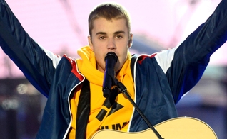Justin Bieber se emocionou enquanto falava à multidão do show. (Foto: Dave Hogan/Getty Images)