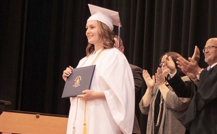Maddi recebeu seu diploma em uma cerimônia feita pela Igreja Metodista Unida. (Foto: Students For Life of America)