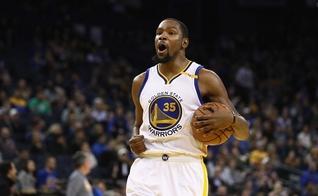 Kevin Durant atualmente joga na ala da equipe joga no Golden State Warriors. (Foto: Reprodução)