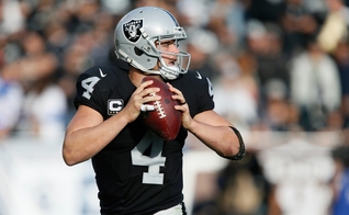 Derek Carr se tornou o jogador mais bem pago da história da NFL. (Foto: Brian Bahr/Stringer)