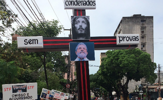 Militantes petistas realizaram um ato comparando o ex-presidente a Cristo. (Foto: Reprodução)