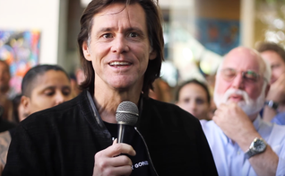 Jim Carrey em discurso no centro de reabilitação Homeboy Industries, na Califórnia. (Foto: Reprodução/Homeboy Industries)