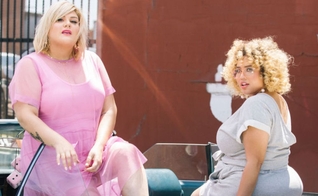 Gabi Gregg e Nicolette Mason exibem looks fashionistas para mulheres plus size. (Foto: Divulgação/Premme)