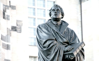 Estátua de Martinho Lutero em frente a Frauenkirche de Dresden, uma igreja Luterana na Alemanha. (Foto: Reprodução)