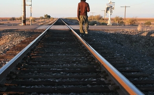 Imagem ilustrativa. Dominique estava deitado numa linha de trem, na Índia, quando foi salvo por Deus. (Foto: Shutterstock)