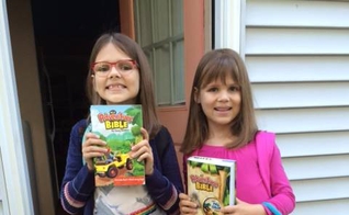 As irmãs Katy, de 8 anos e Bayla, de 7 anos, também levaram suas Bíblias para a escola. (Foto: Bring Your Bible to School)