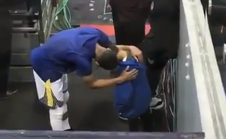 Stephen Curry fez uma oração pelo sobrinho de seu adversário que estava em luto. (Foto: Reprodução/Twitter)
