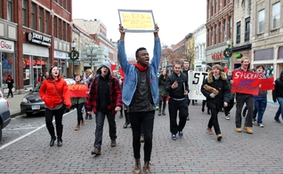 Protesto de estudantes de uma universidade em Ohio, nos Estados Unidos. (Foto: Daniel Rader)