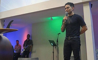 Yudi Tamashiro contando seu testemunho na Igreja Bola de Neve em Alphaville. (Foto: Reprodução/Facebook)