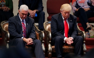 Donald Trump e Mike Pence em oração antes de se dirigirem aos pastores em Ohio, nos EUA. (Foto: Reuters/Jonathan Ernst)
