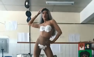 Natha tirou seu vestido e prosseguiu usando um collant transparente junto com uma espécie de biquíni. (Foto: Reprodução/Facebook)