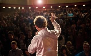 Jonathan passou os últimos 30 anos no evangelismo e cura, falando para multidões de até 300 mil pessoas. (Foto: Reprodução/Facebook/Mission 24)