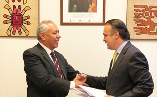 Embaixador da Bolívia, José Kinn Franco (à esq.) em encontro com o deputado federal Roberto de Lucena. (Foto: Roberto de Lucena)