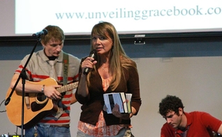 Hoje Lynn Wilder ajuda mórmons a encontrarem a essência de Cristo. (Foto: Reprodução/Facebook/Unveiling Grace Book)