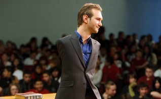 Nick Vujicic nasceu sem braços e sem pernas e tem inspirado milhões de pessoas com sua história de superação. (Foto: Reprodução)