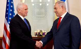 Vice-presidente dos EUA, Mike Pence com o primeiro-ministro israelense, Benjamin Netanyahu. (Foto: Ariel Schalit, Pool/Associated Press)