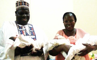 Hope Lumsambani Dilli segura os trigêmeos ao lado de seu marido. (Foto: Reprodução/Punch Nigeria)