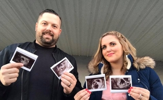 Kenny e Kayla Green seguram as imagens da ultrassonografia, que registrou os quádruplos. (Foto: Reprodução/Facebook)