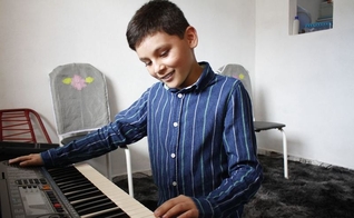 Mesmo cego, João Carlos aprendeu sozinho a tocar bateria, violão e teclado. (Foto: Reprodução/A Crítica)