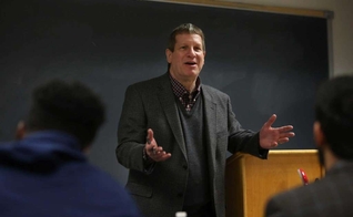 O autor e evangelista Lee Strobel ministrando na Universidade Batista de Houston. (Foto: Mayra Beltran/Houston Chronicle)