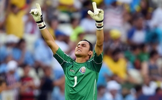Keylor Navas carrega o 13ª o título da Liga dos Campeões pelo Real Madrid. (Foto: Reprodução)