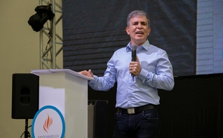 Pastor Costa Neto, líder da Comunidade Videira, na abertura da Expoevangélica 2018. (Foto: Guiame/Marcos Paulo Correa)