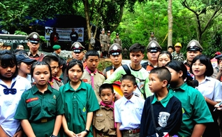 Amigos dos meninos cantando diante da caverna onde o time e seu treinador estão presos. (Foto: Xinhua/Rachen Sageamsak/IANS)