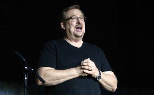 Pastor Rick Warren ministrando na Igreja Saddleback em Lake Forest, na Califórnia. (Foto: Imeh Akpanudosen/Getty Images/Word Entertainment)
