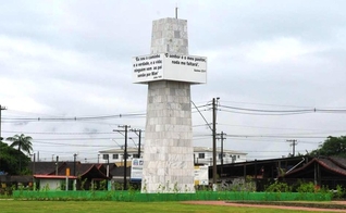 Praça da Bíblia tem obelisco com quatro lados, ocupados por versículos bíblicos (Foto: Amauri Pinilha/PMPG)