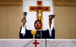 Padre católico Liu Yong Wang em capela improvisada na vila de Bai Gu Tun, nos arredores da cidade de Tianjin. (Foto: Reuters)