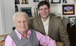 Will Graham ao lado de seu avô, o falecido evangelista Billy Graham. (Foto: Billy Graham Evangelistic Association)