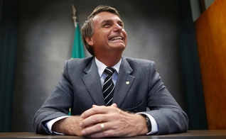 Jair Bolsonaro em seu gabinete na Câmara dos Deputados. (Foto: Igo Estrela/Estadão)