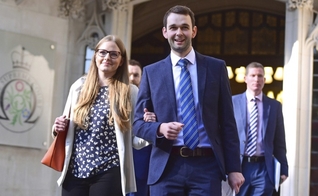 Daniel e Amy McArthur, proprietários da confeitaria Ashers, saindo do Supremo Tribunal em Londres. (Foto: Victoria Jones/AP)