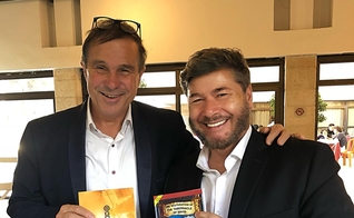 Pastor Tom Hess (à esquerda) firmou uma aliança com o ap. Joel Engel para que suas Casas de Oração 24/7 trabalhem em conjunto. (Foto: Ministério Engel)